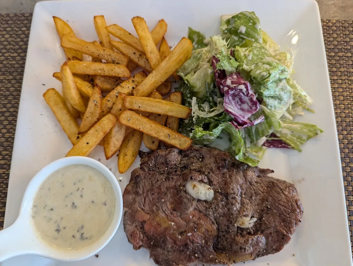 Steak frites au 1995 Atmosphère Bistrot