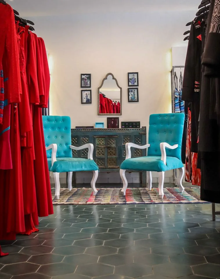Ambre Siem Reap — salon turquoise et robes