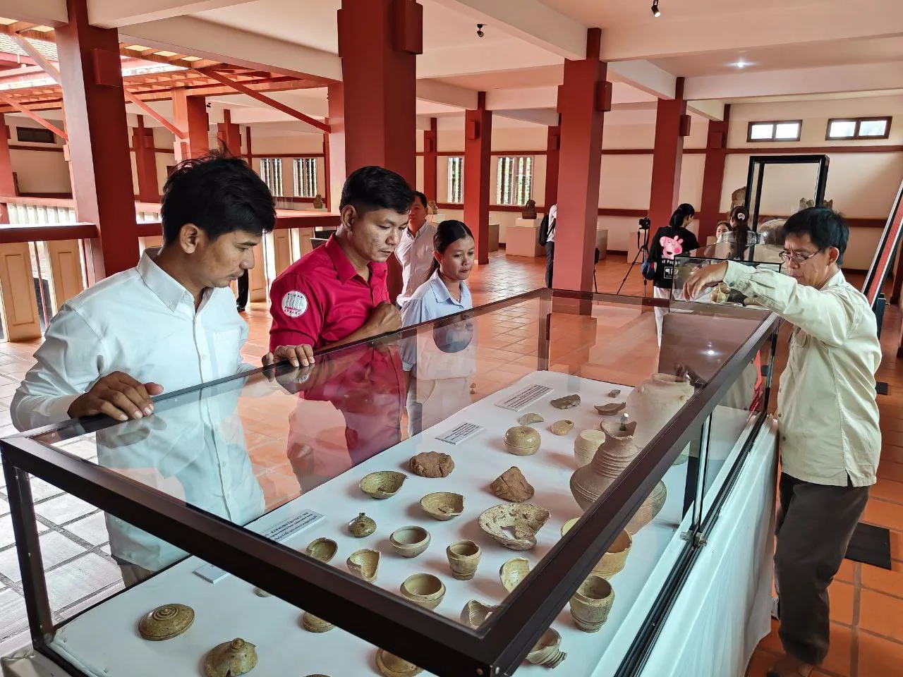 Angkor Ceramic Museum at Tani — vitrines de céramiques khmères