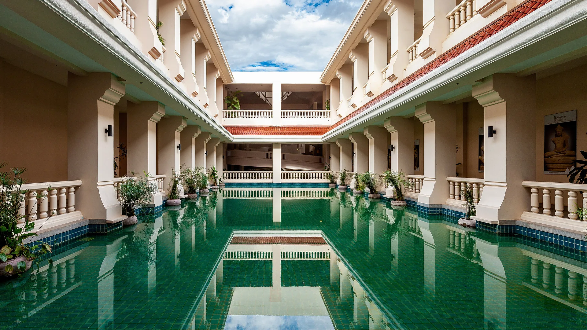 Angkor National Museum — cour et bassin reflet