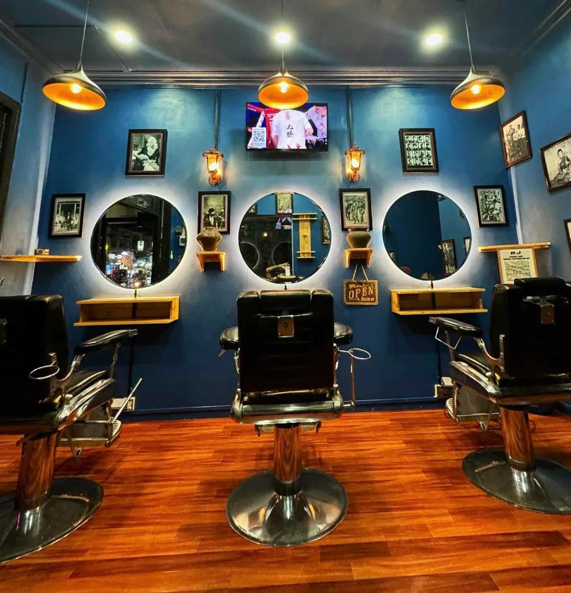 Dy Lux Barbershop — studio moderne et postes de coiffure