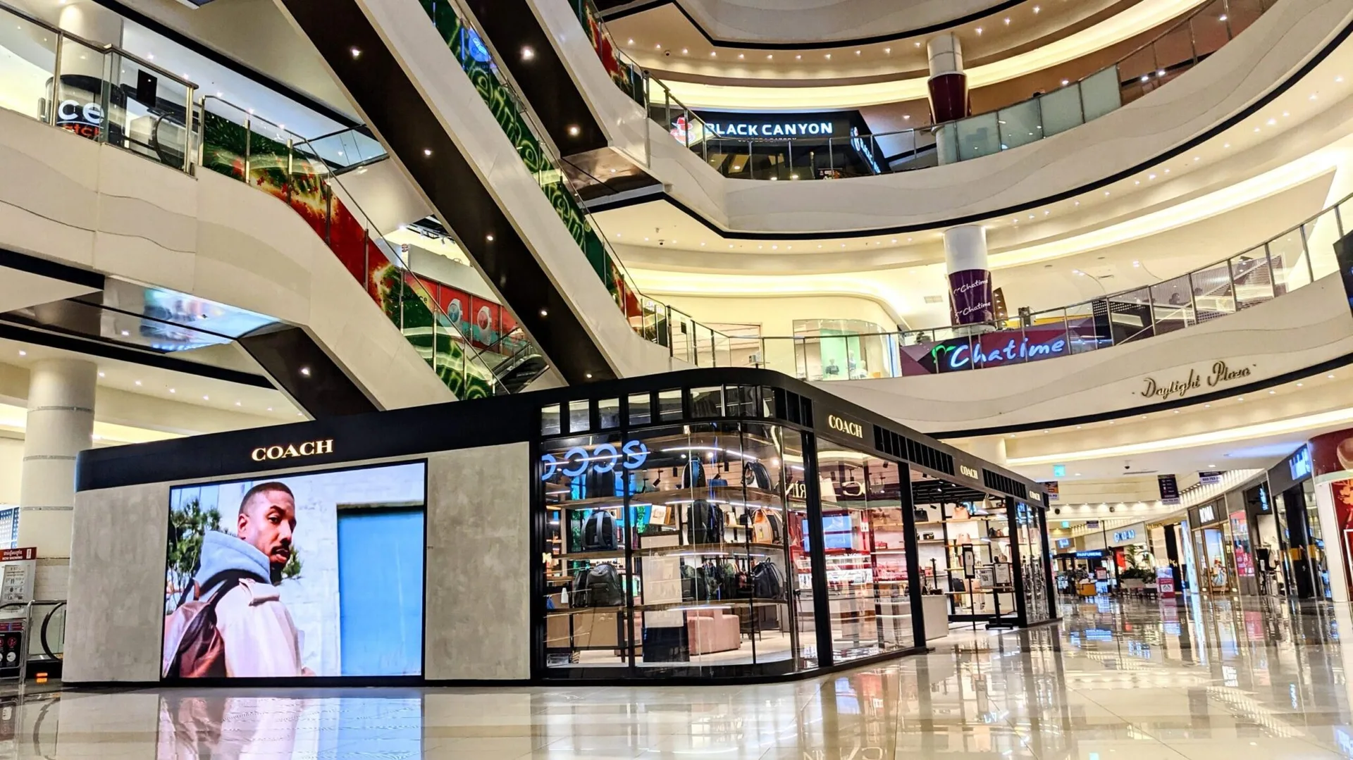 AEON Mall Phnom Penh (AEON 1) — atrium et boutiques (Coach, Chatime)