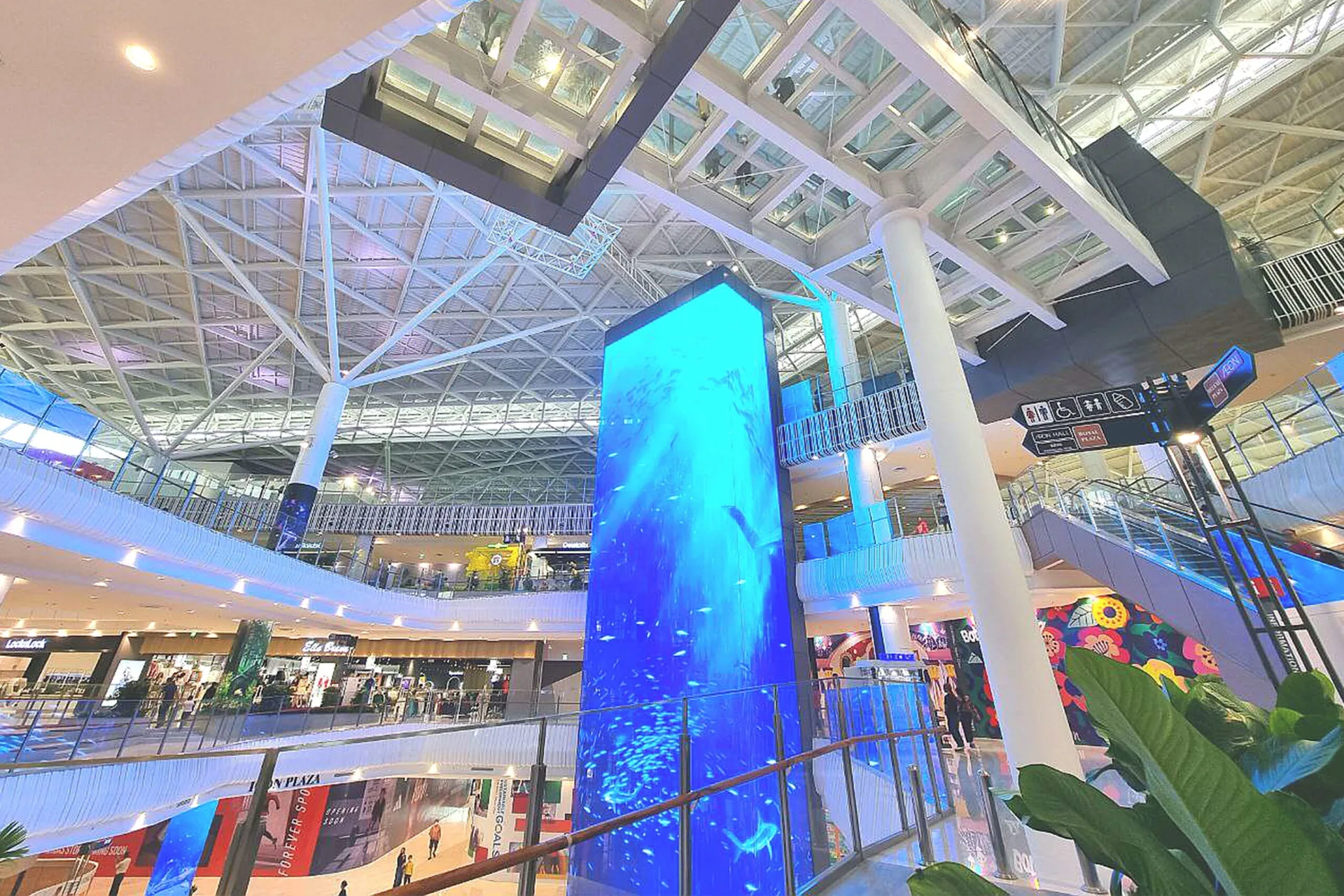 AEON Mall Meanchey (AEON 3) — atrium et écran LED central
