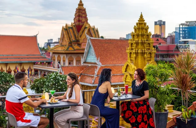 Amanjaya Pancam Hotel — suite and balcony