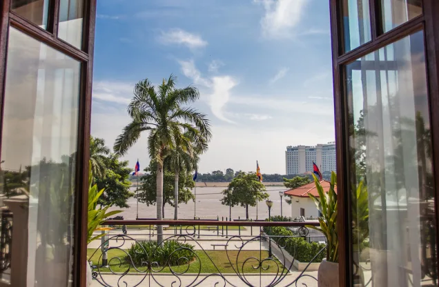 Amanjaya Pancam Hotel — terrace and river
