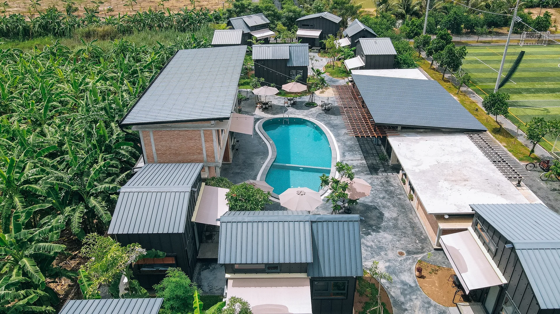 Vue aérienne des tiny houses, de la piscine et de la bananeraie
