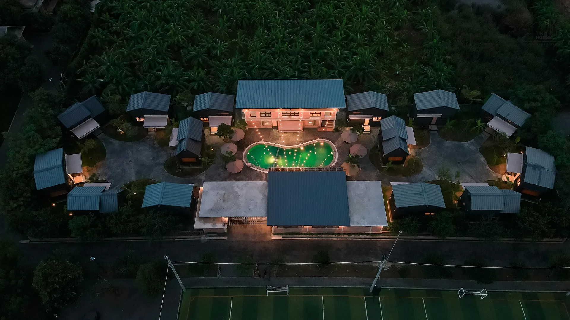 Vue de nuit : piscine et tiny houses