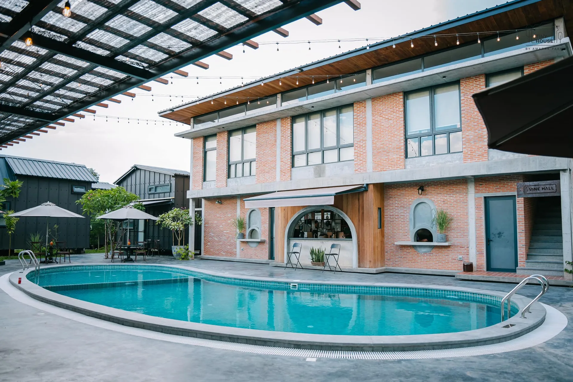 Piscine et façade