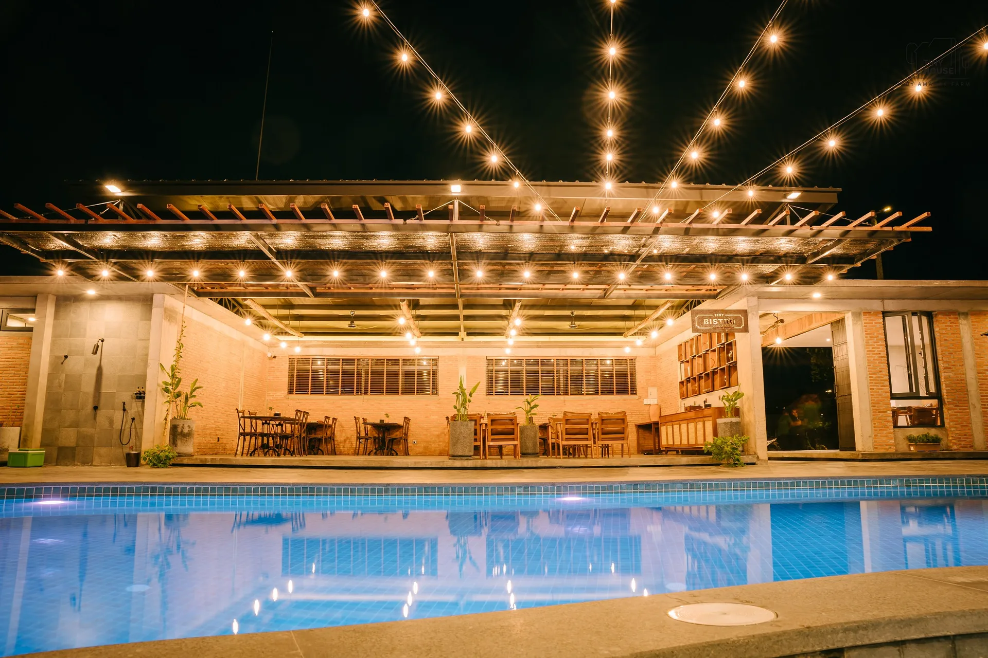 Bistro au bord de la piscine, le soir