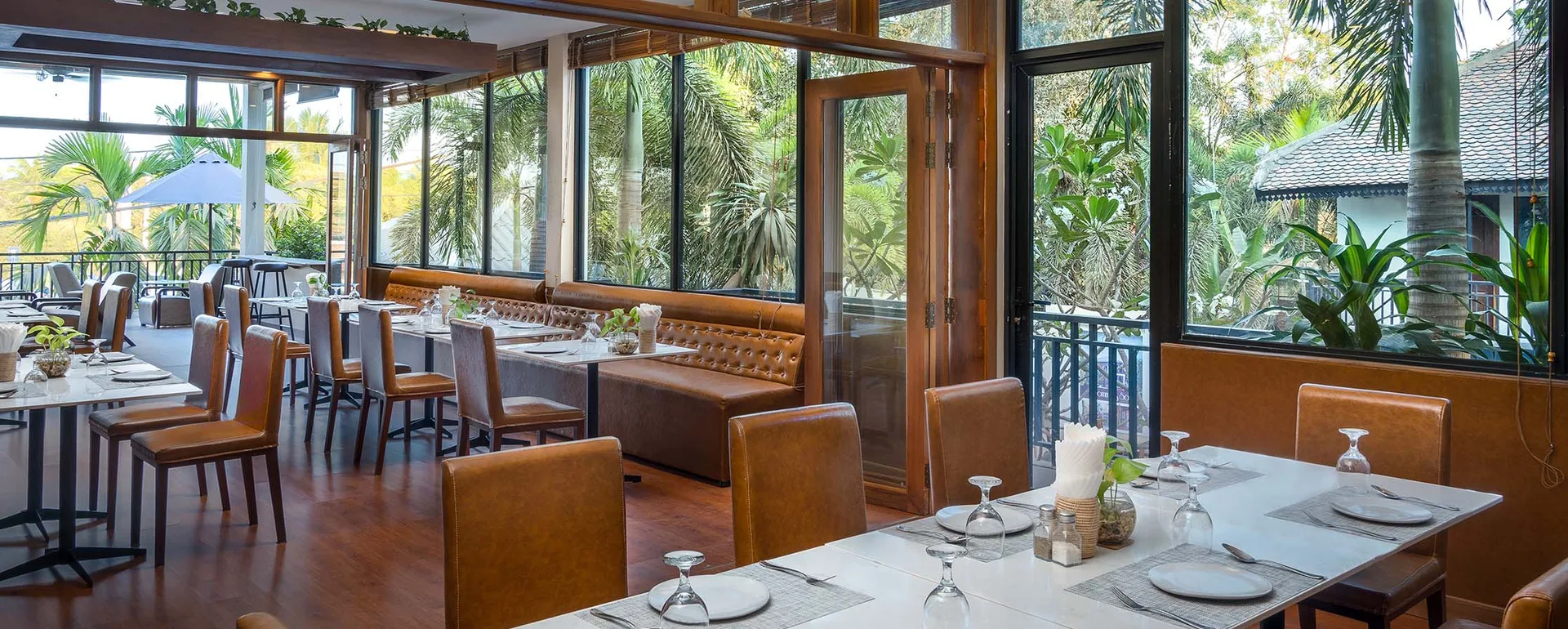 Amatak Boutique Hotel — restaurant vitré sur le jardin tropical