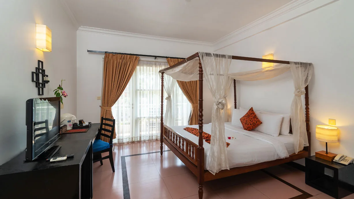 Chambre avec lit à baldaquin et accès terrasse