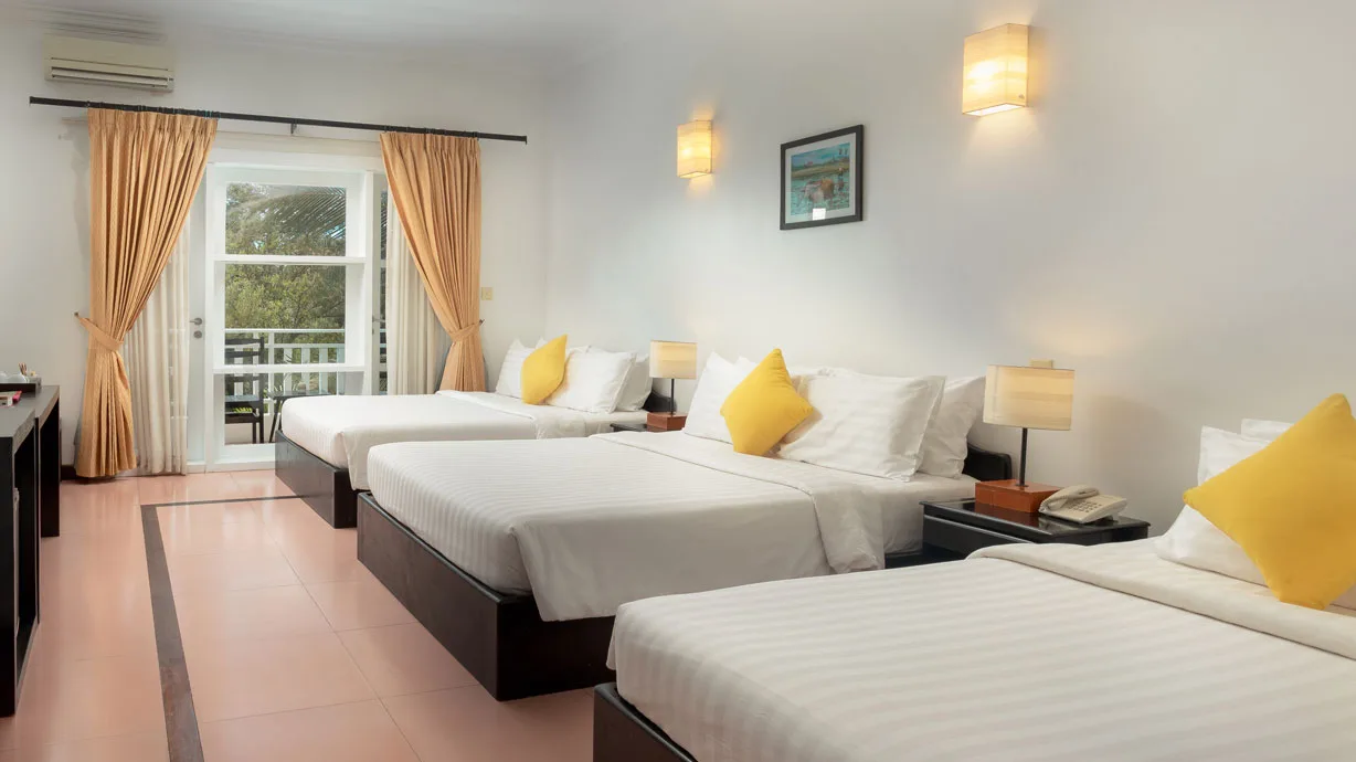 Chambre familiale triple avec vue sur la piscine