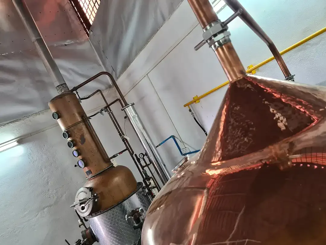 Alambics en cuivre de la distillerie Ampov