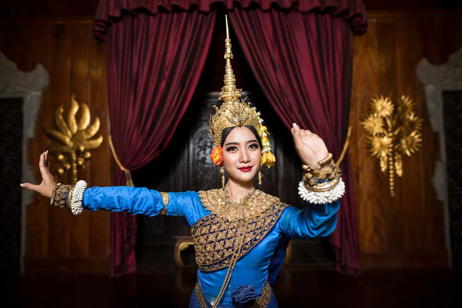 Apsara Theatre — danseuse Apsara en costume traditionnel