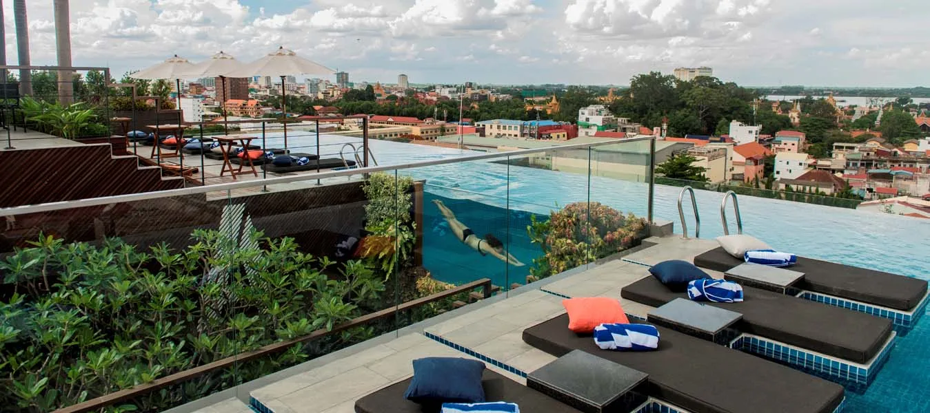 Piscine en verre sur le toit, vue sur Phnom Penh