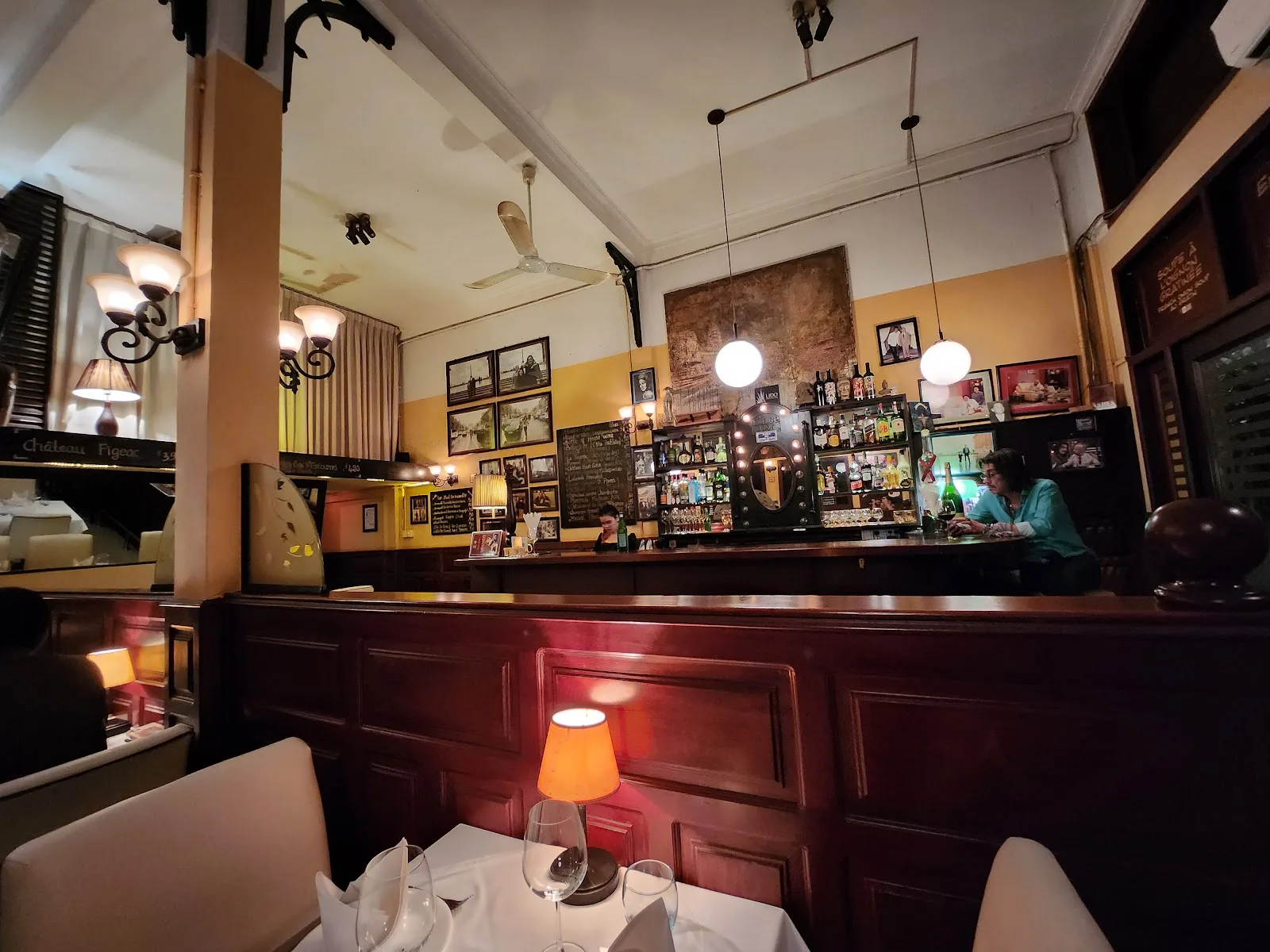Salle et bar d’Armand’s — The Bistro