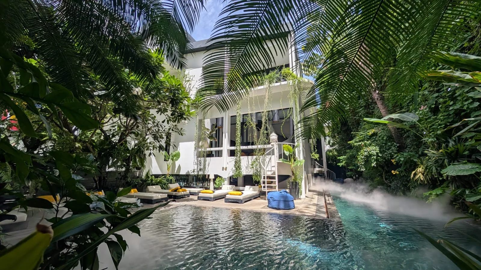 Piscine dans le jardin tropical