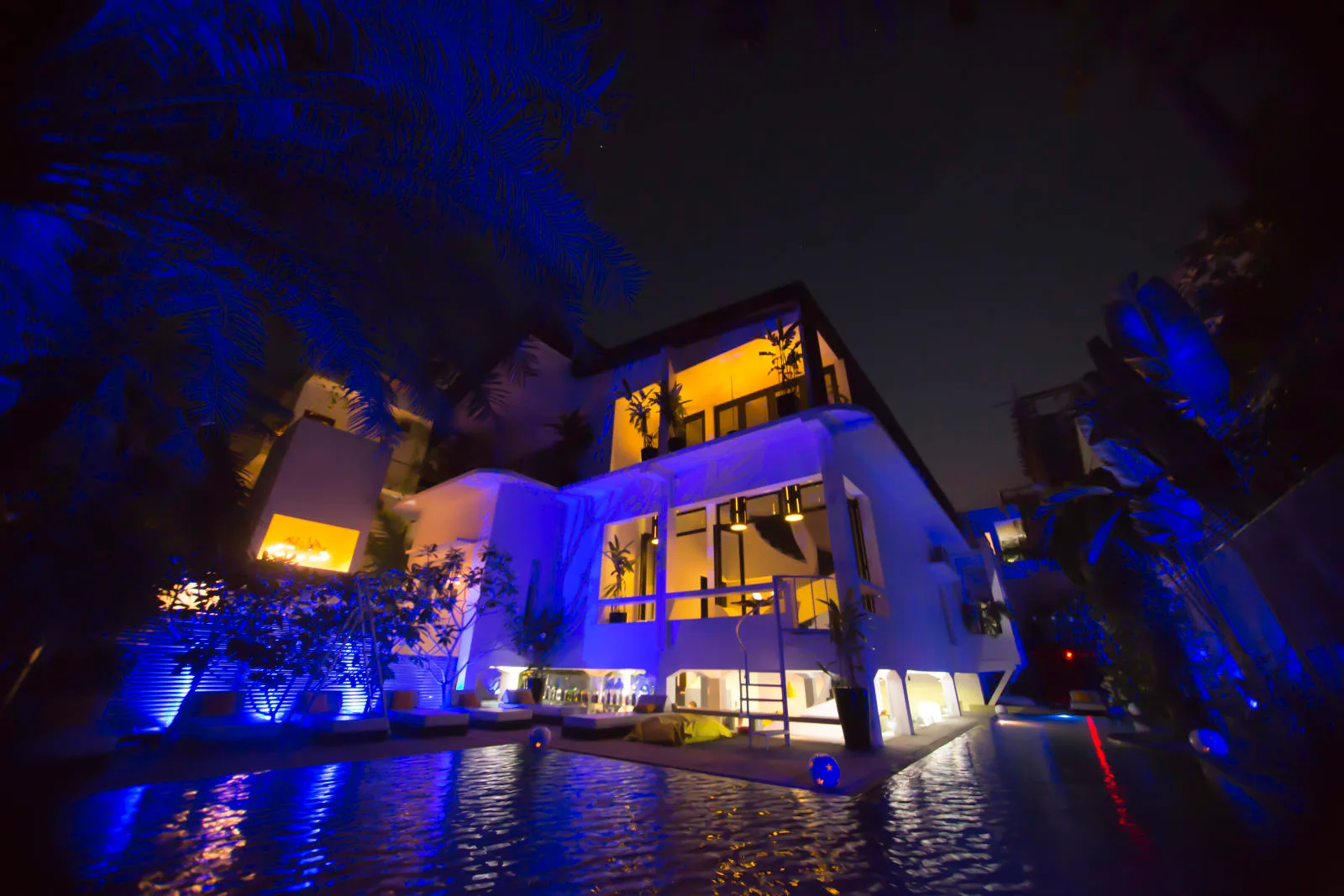 La maison et la piscine, le soir