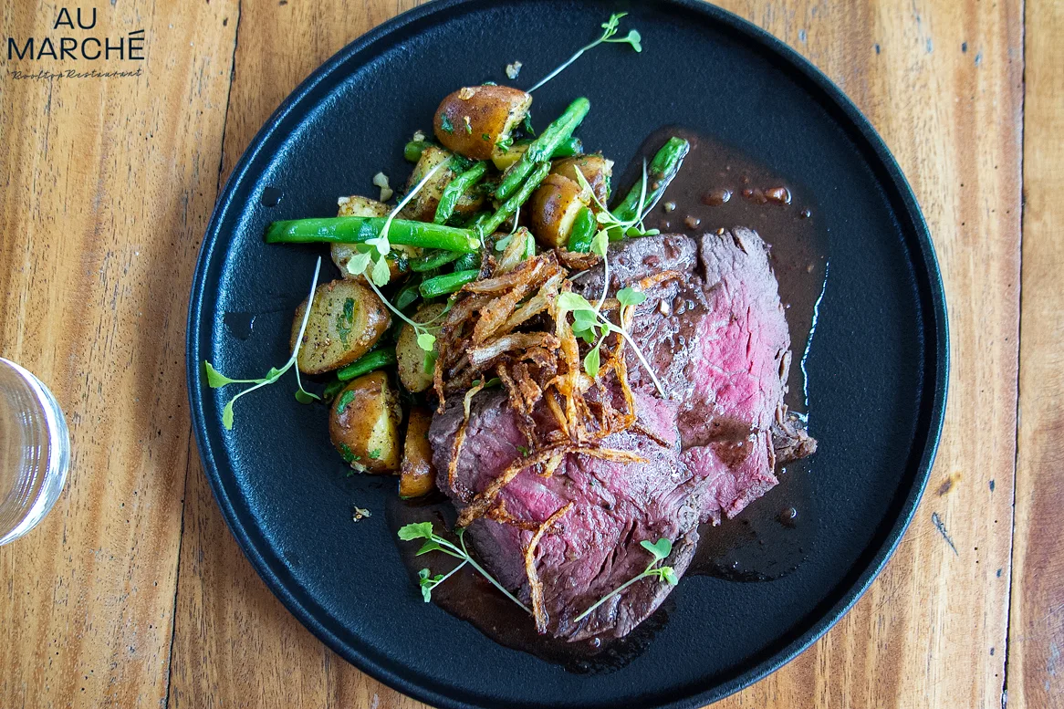 Assiette de viande, pommes de terre et asperges