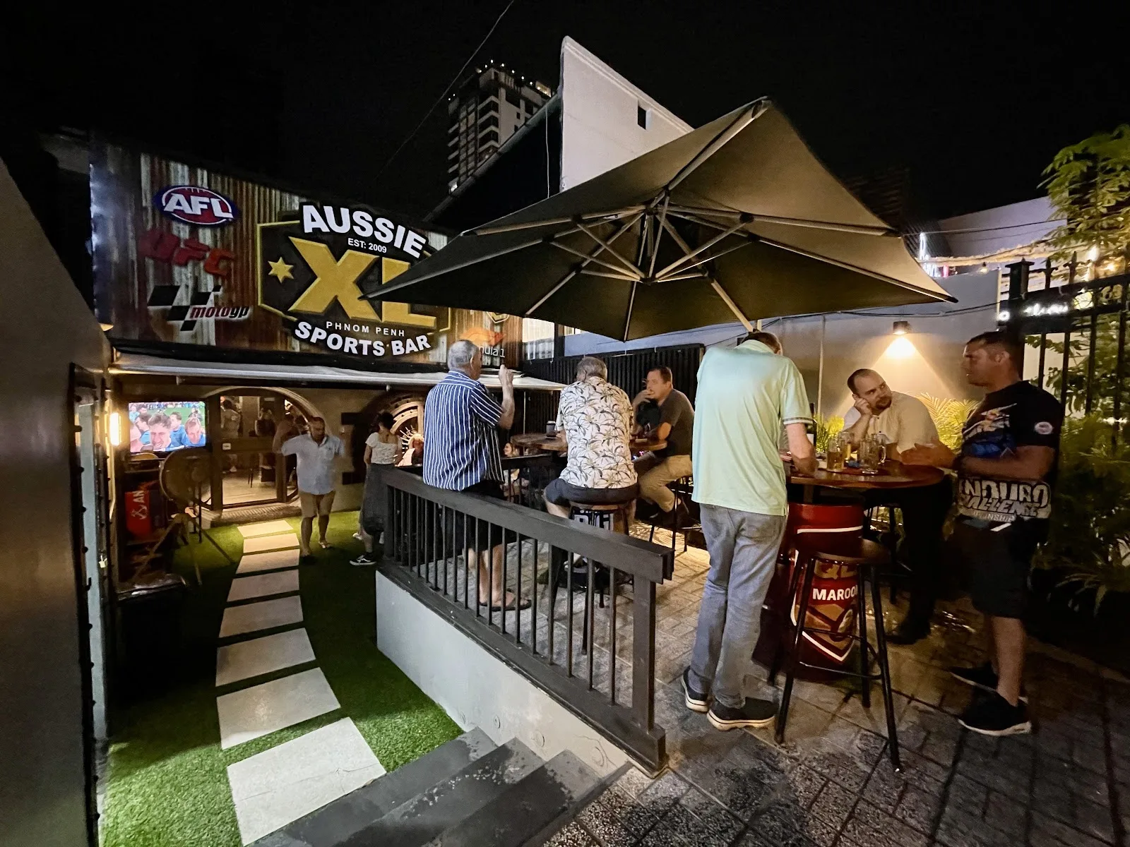 Beer garden et enseigne d’Aussie XL, rue 306