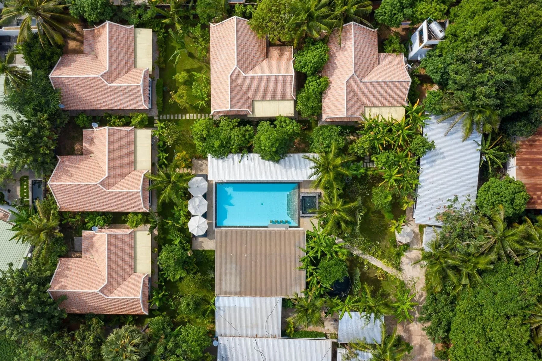Banana Resort — vue aérienne des villas autour de la piscine
