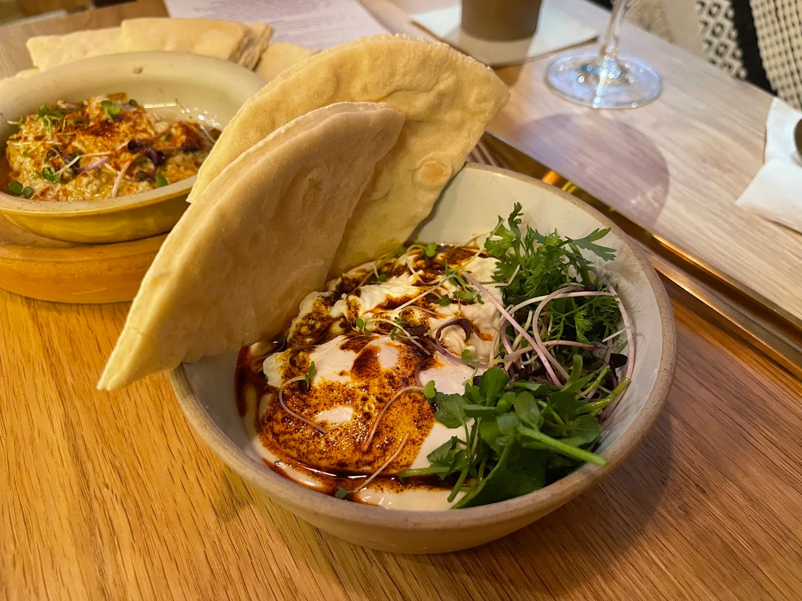 Assiettes et pain pita au Boma