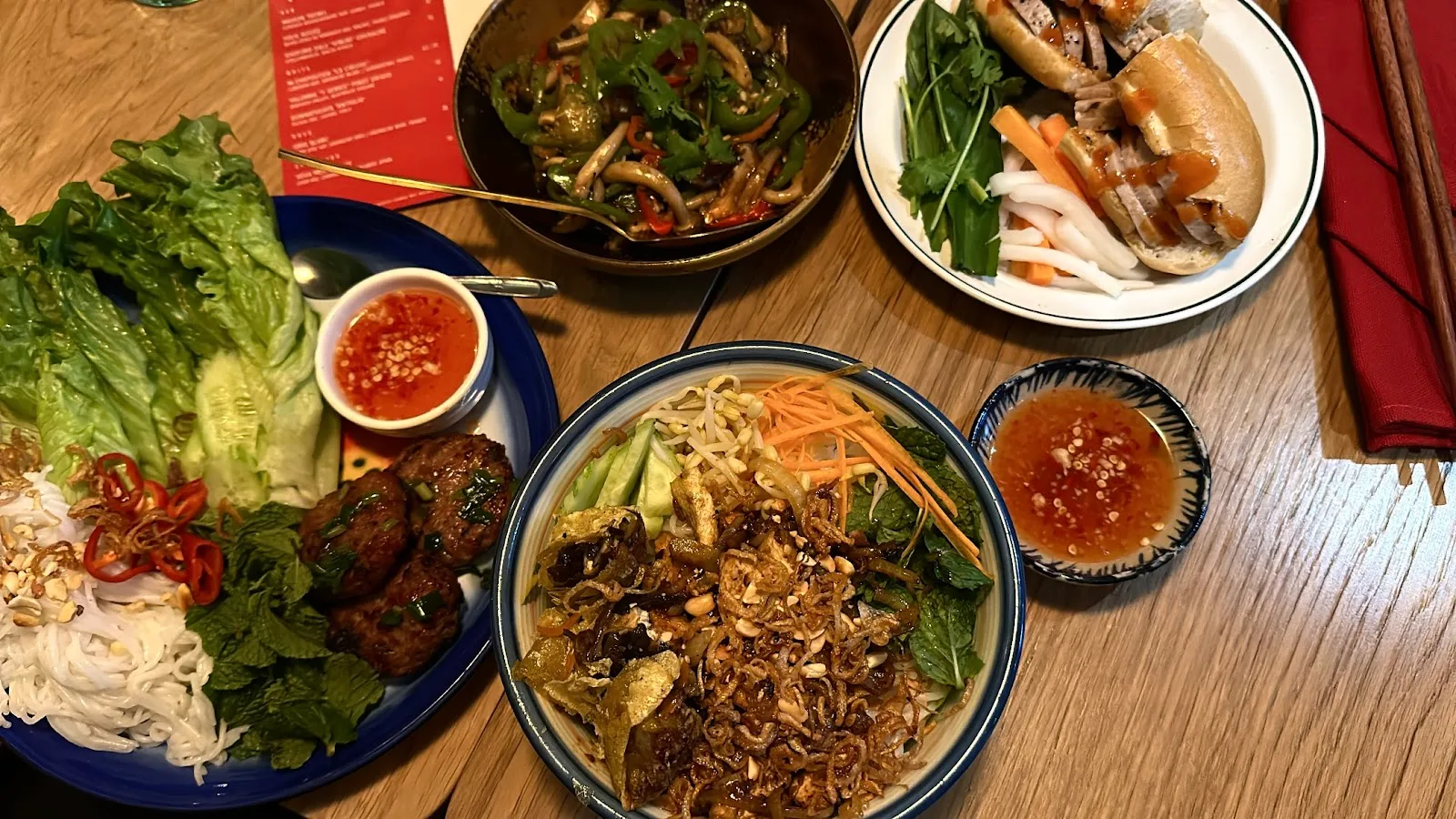 Bánh mì et plateau au BÚN, Langka Lane
