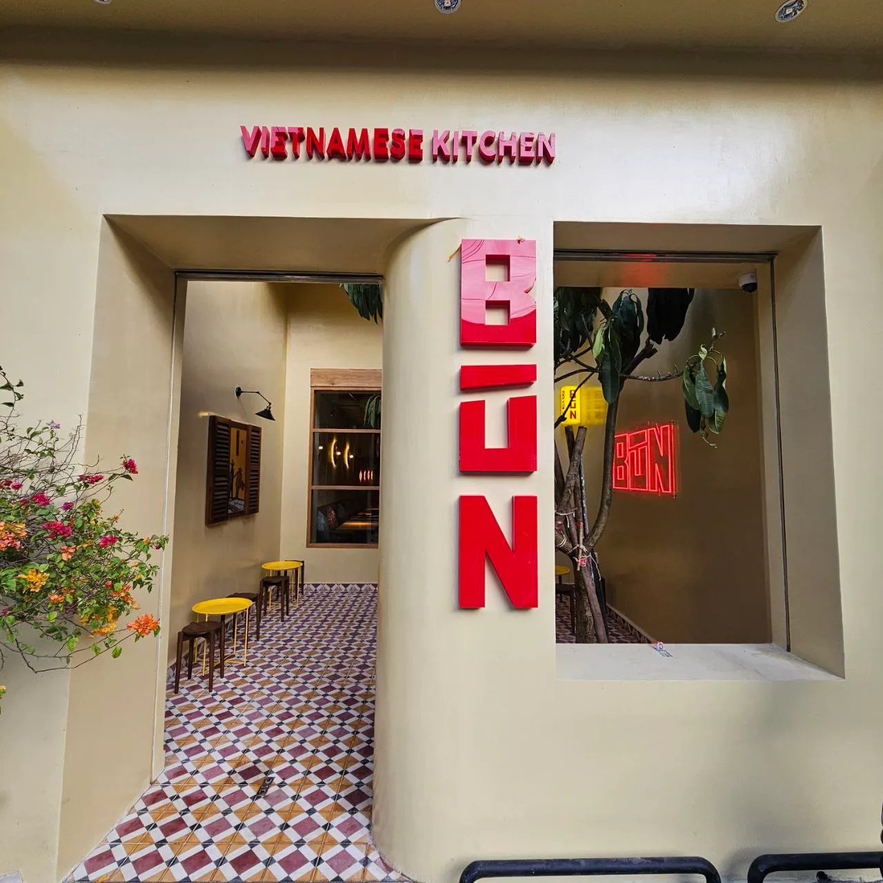 Devanture de BÚN, rue 123