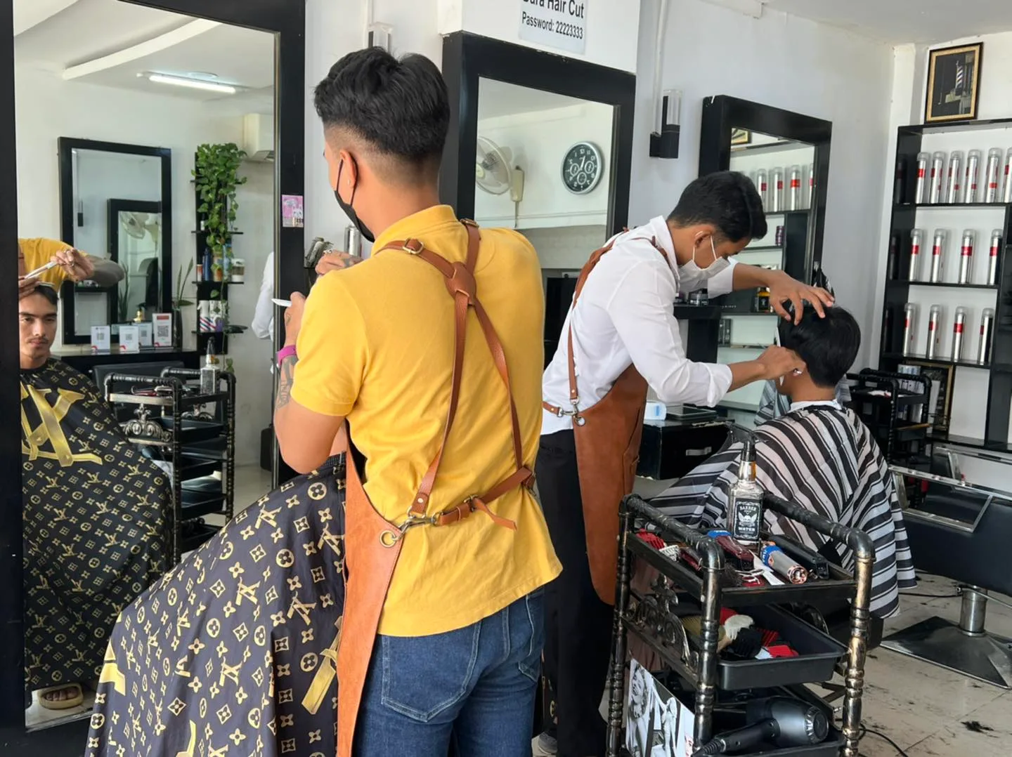Dara Haircut — salon moderne et barbiers au travail