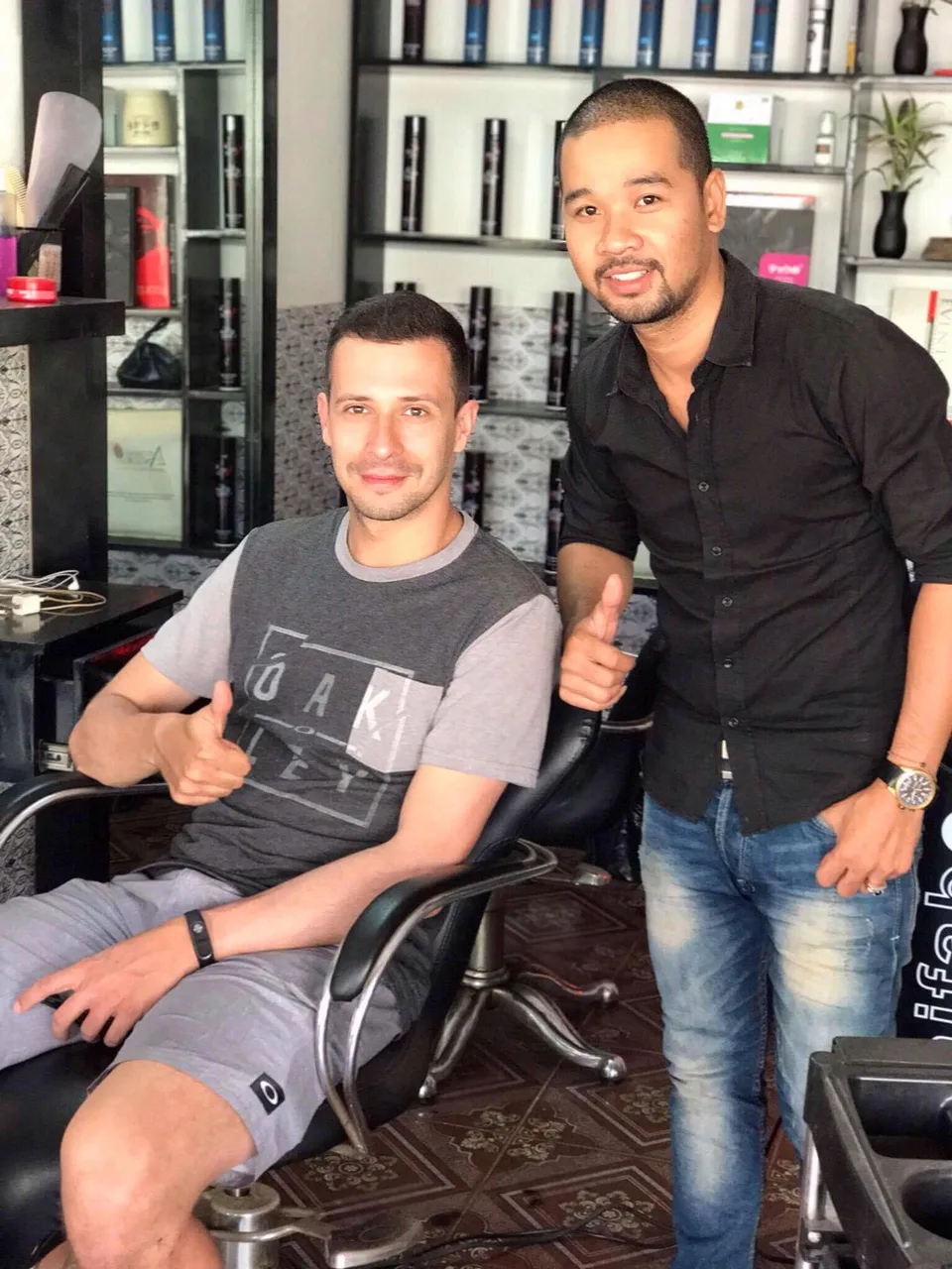 Dara Haircut — équipement et postes de coiffure