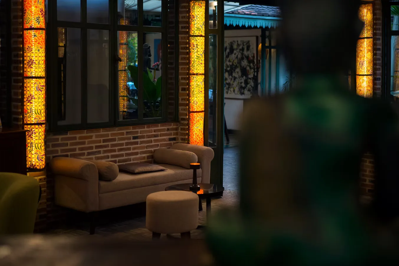 Endora — salon Indochine 1920 et colonnes lumineuses