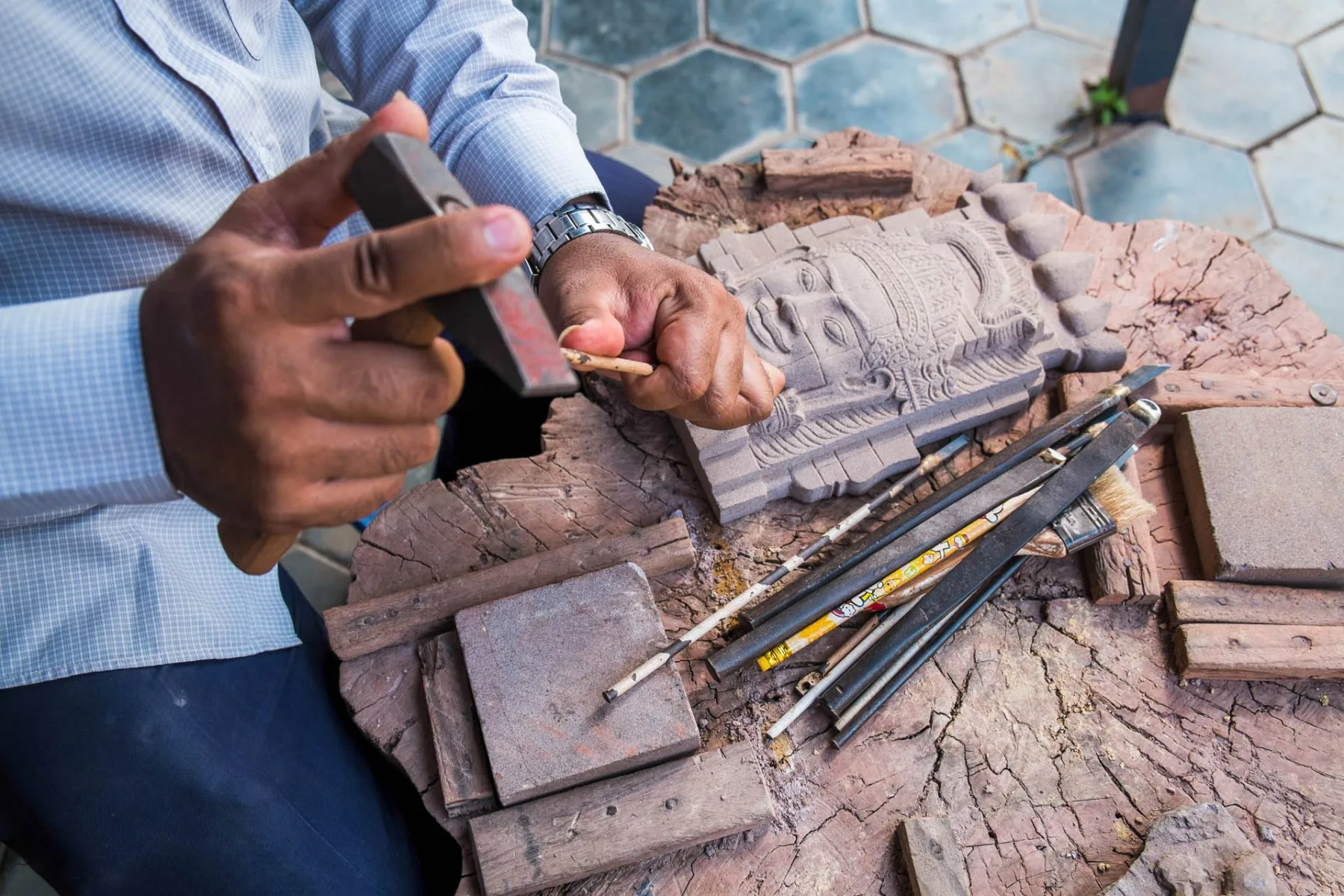 Fair Trade Village — sculpture sur pierre par un artisan