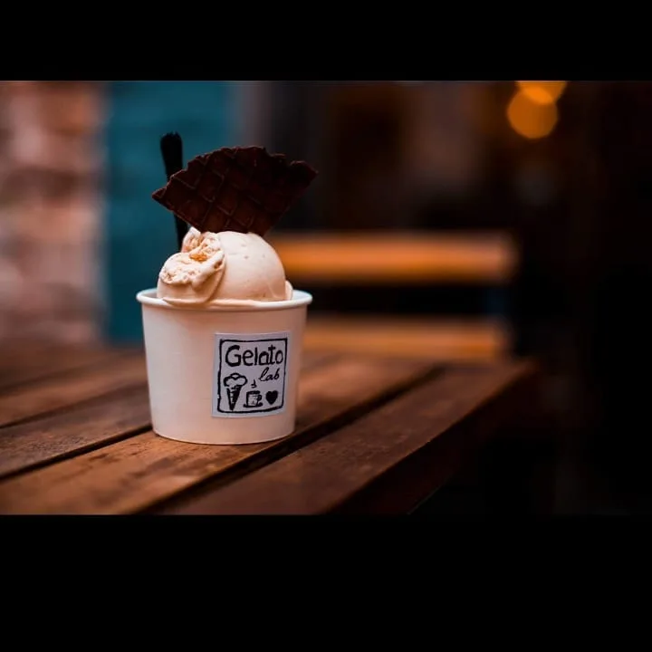Gelato Lab — coupe artisanale et logo Gelato lab