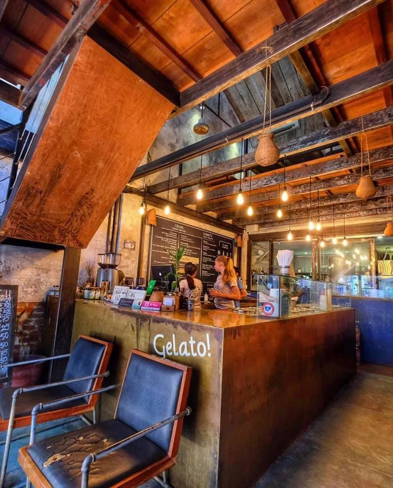 Gelato Lab — salle brique et ambiance industrielle