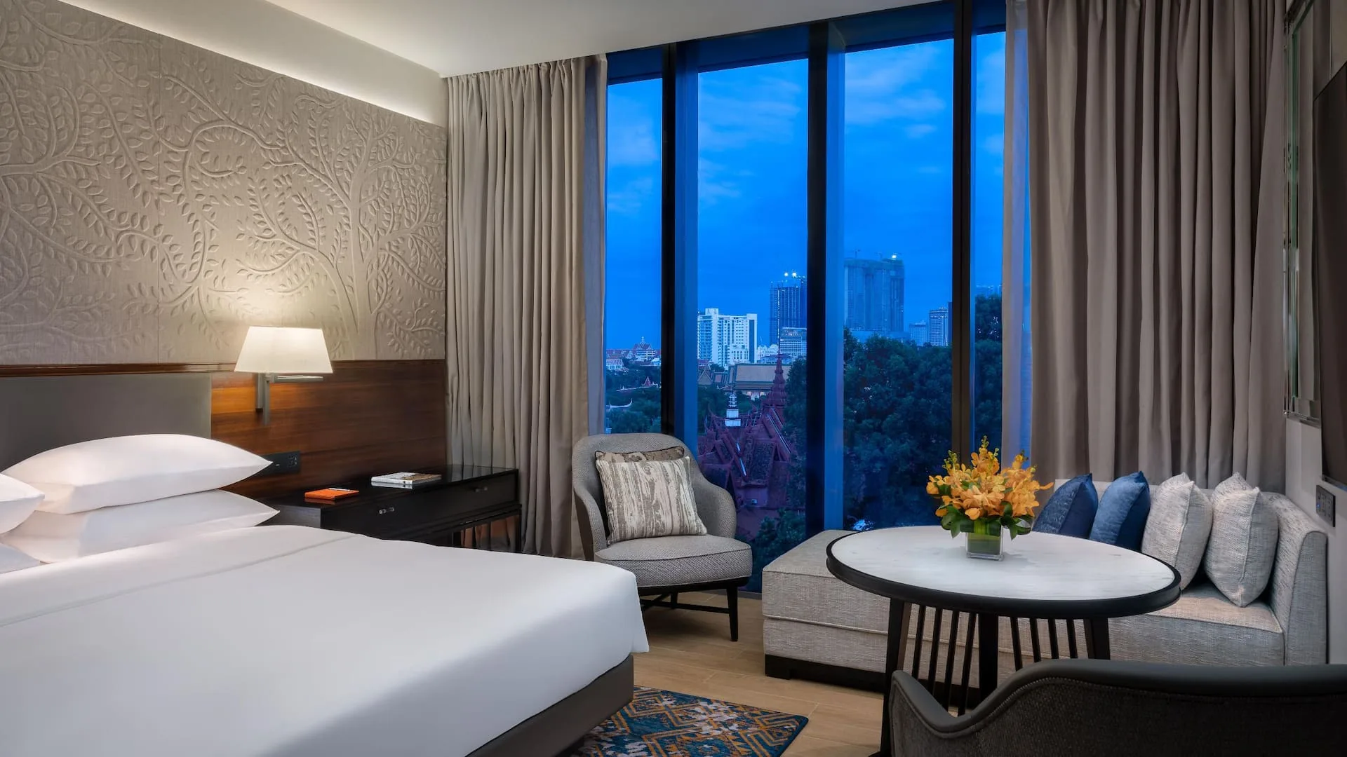 Une chambre avec vue sur les toitures du Palais royal
