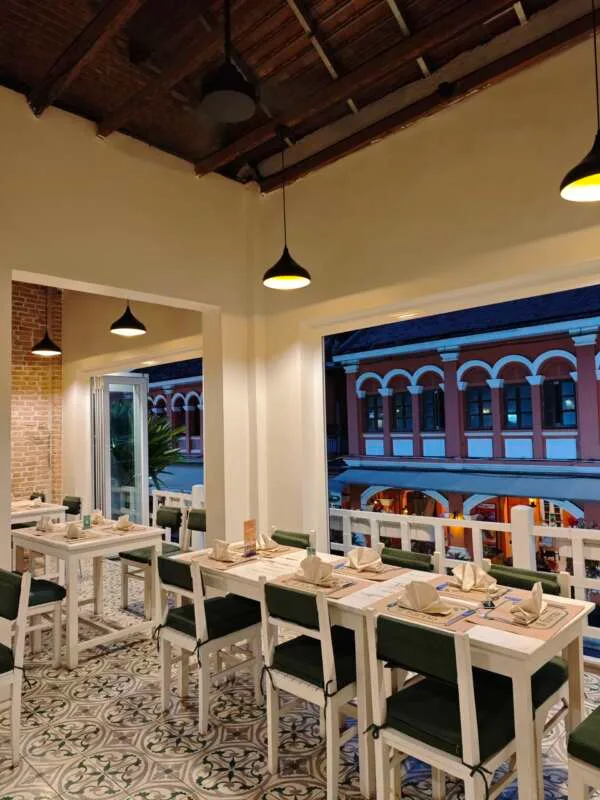 Il Forno Siem Reap — salle à l'étage, vue sur l'Old Market