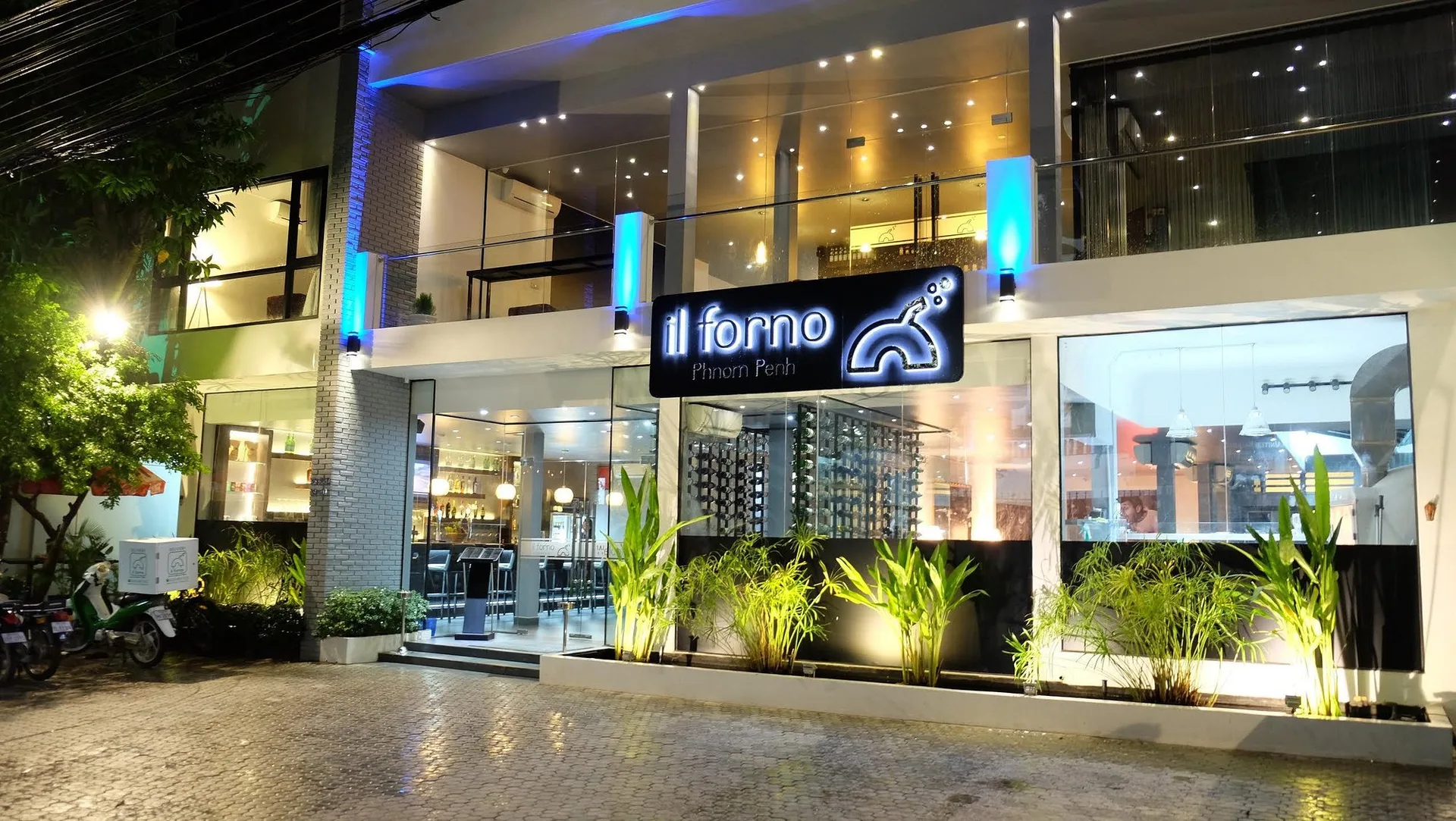 Il Forno Phnom Penh — façade de nuit