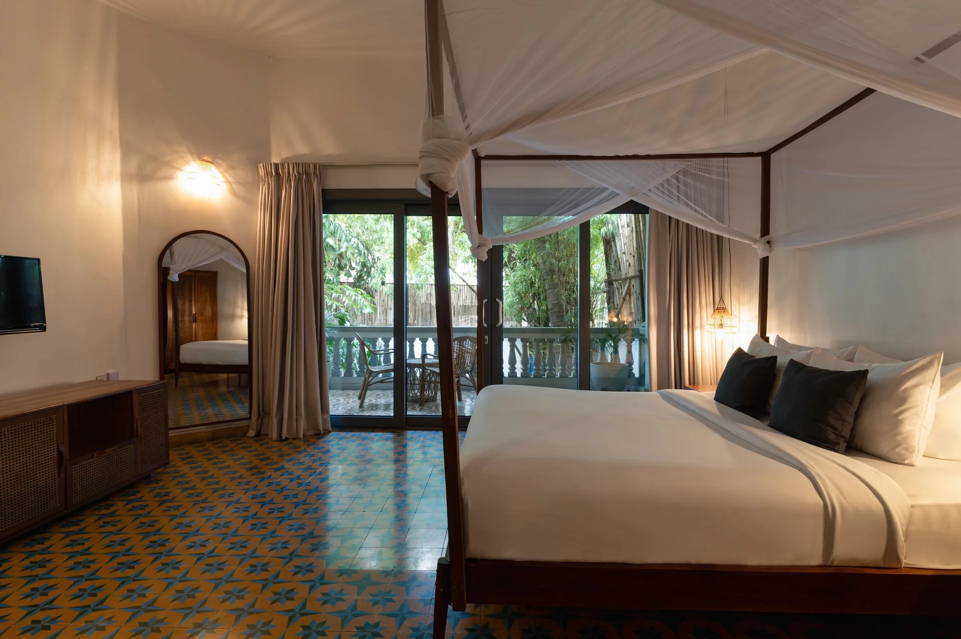 Une chambre deluxe, carreaux de ciment et balcon