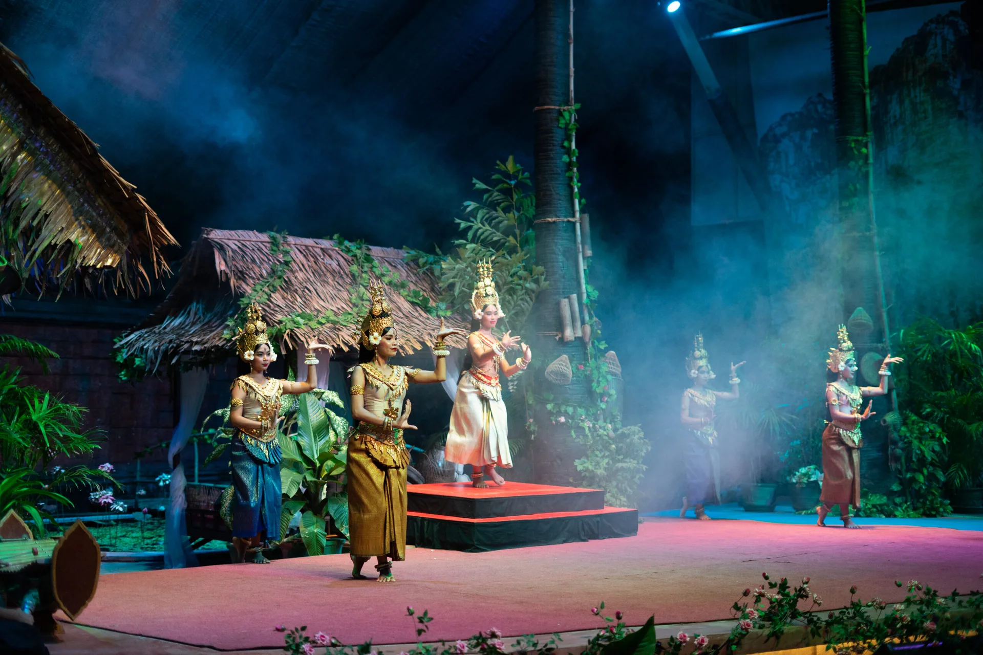 Kanell — spectacle de danse Apsara sur scène