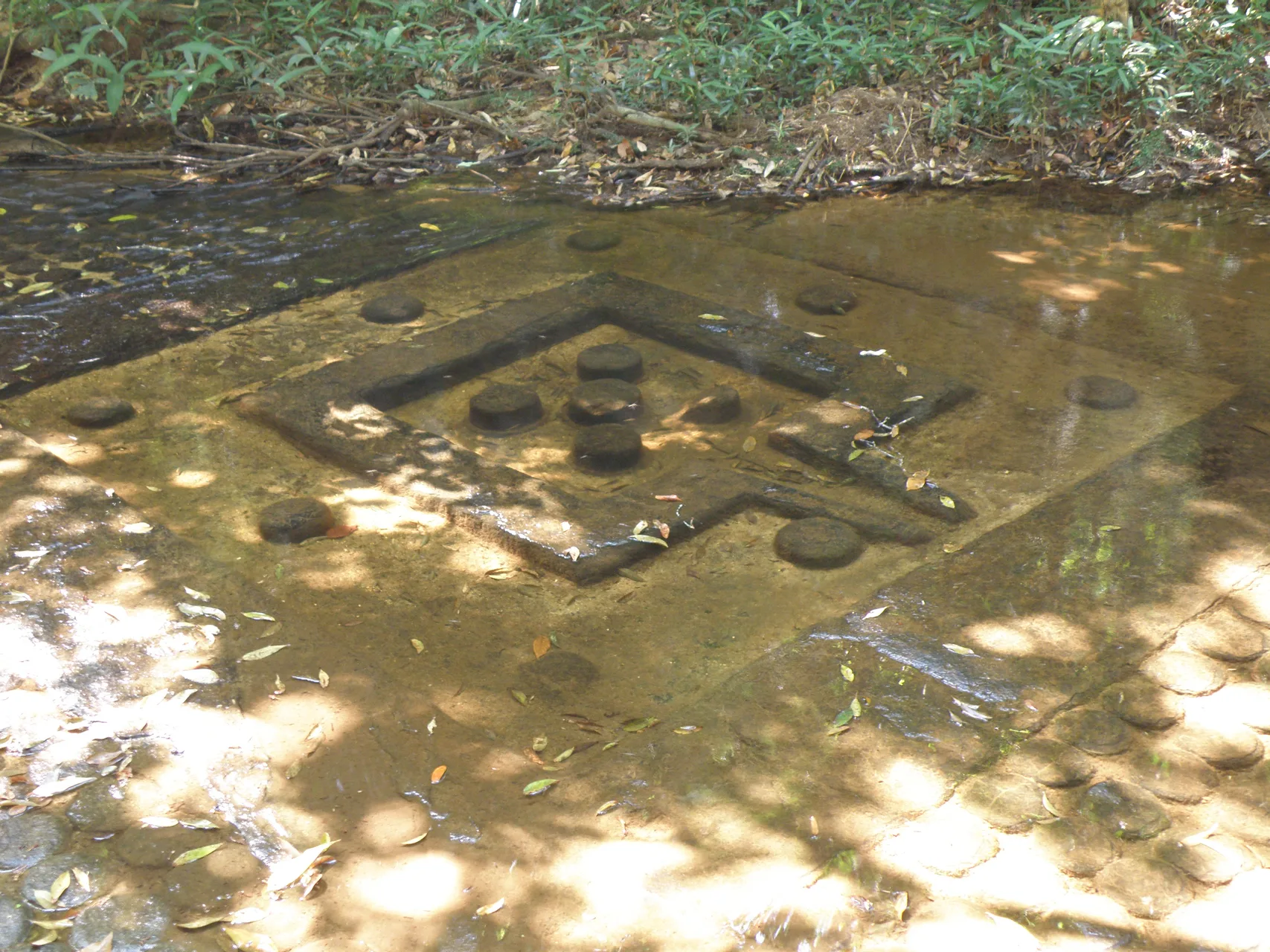 Kbal Spean — lingas sculptés dans le lit de la rivière
