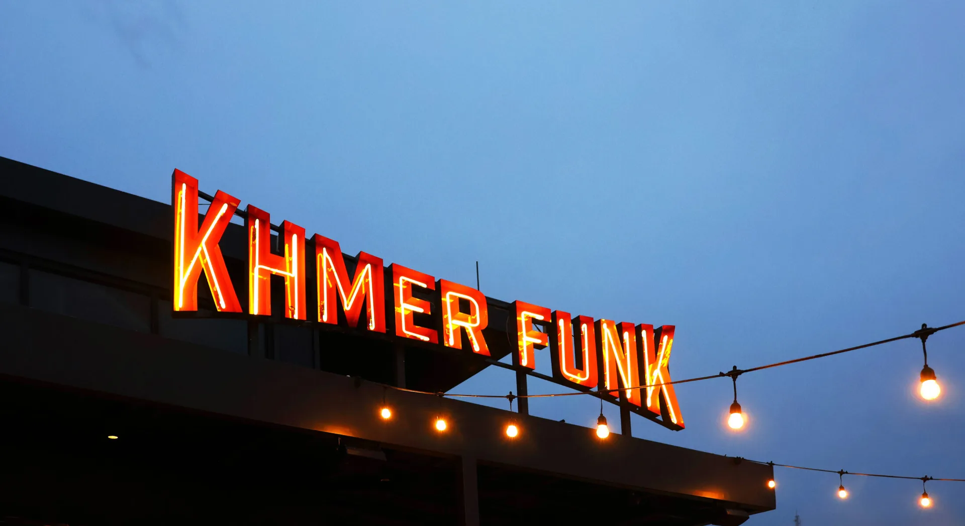Khmer Funk — néon rooftop