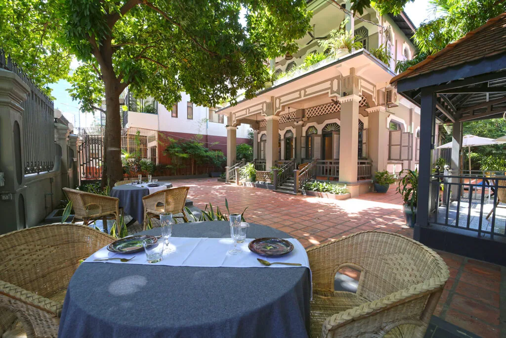 Jardin et façade de la villa Kravanh