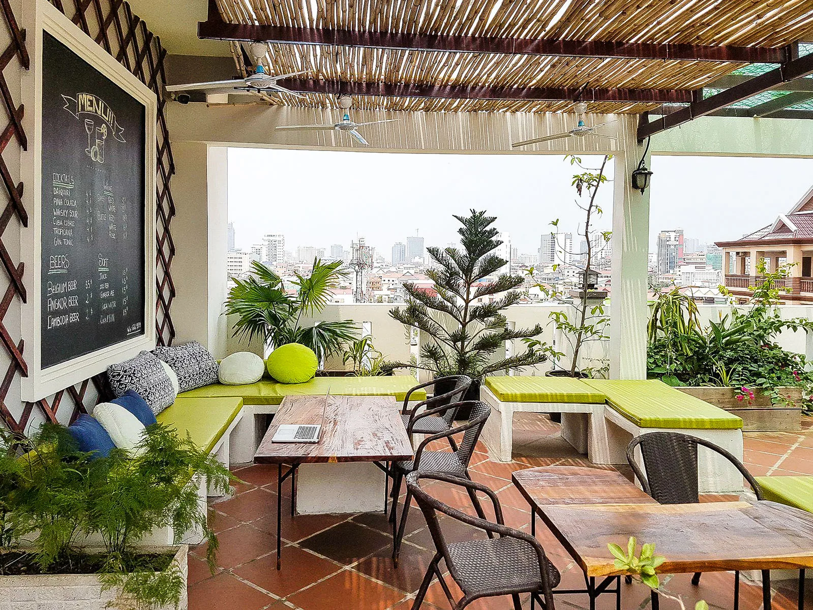 La terrasse, avec la vue sur la ville