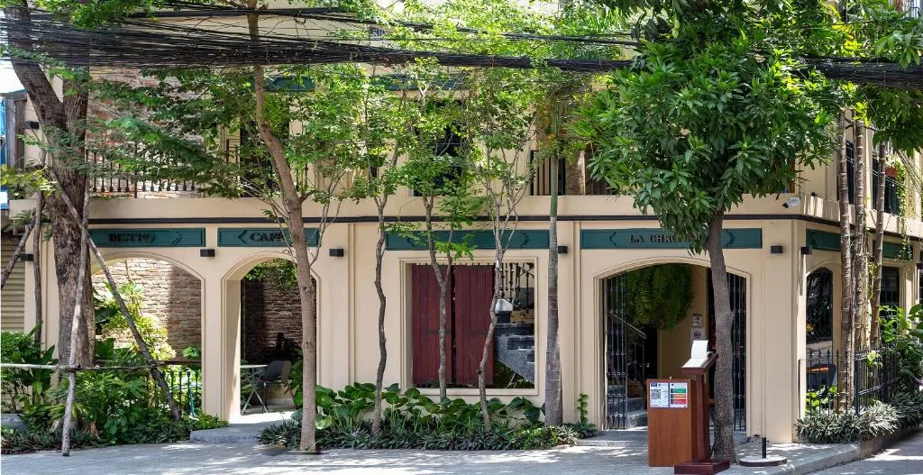 La façade, café et bistro au rez-de-chaussée