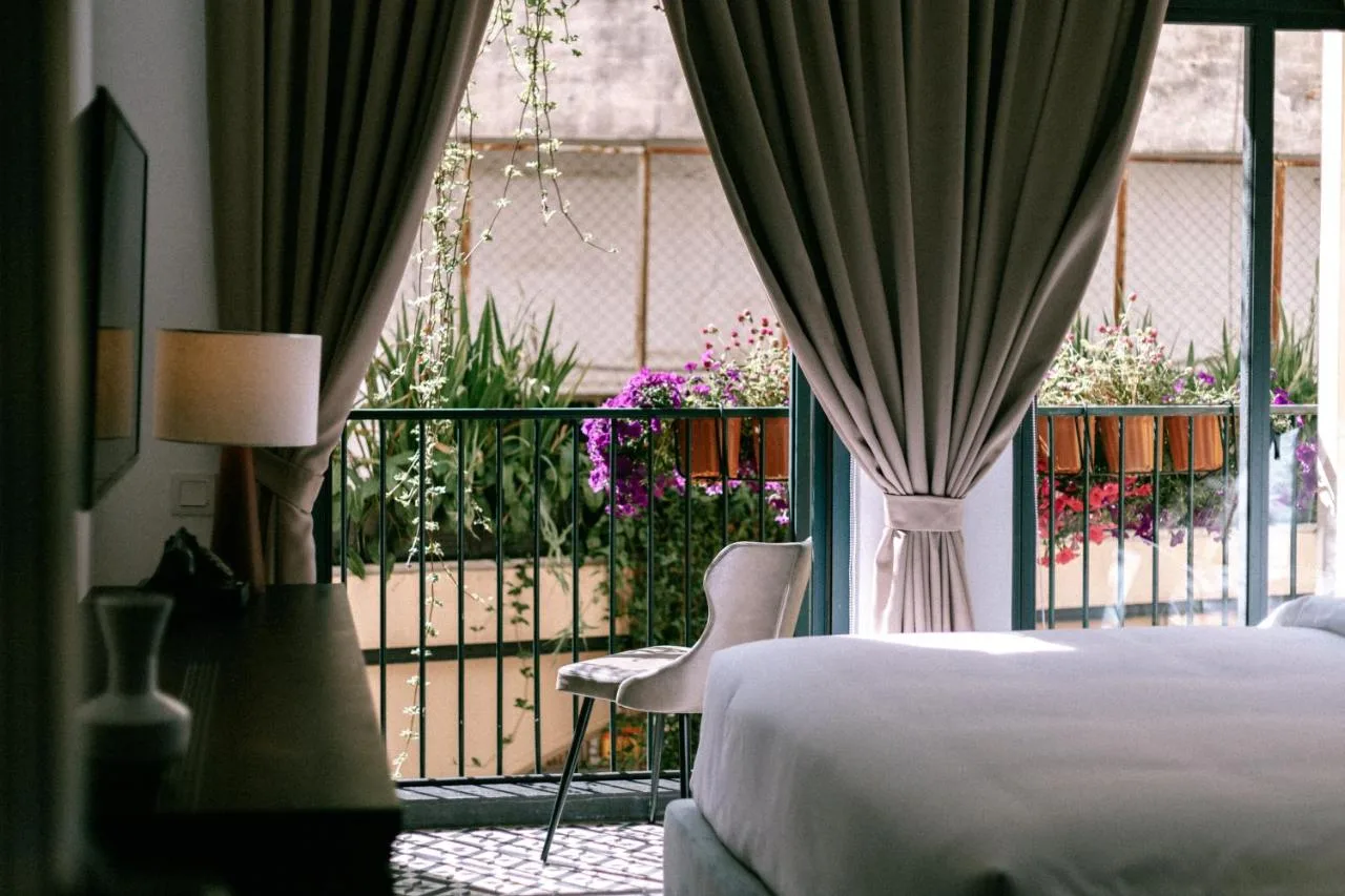 Une chambre qui donne sur le jardin