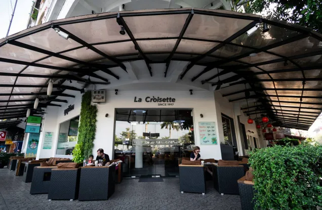 La Croisette — dining room and river view