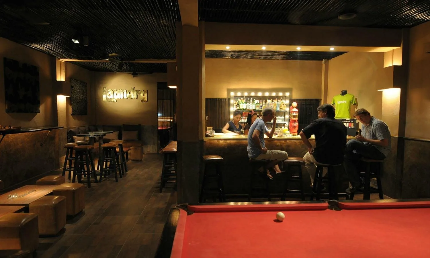 Laundry Bar — ambiance vintage Wat Bo