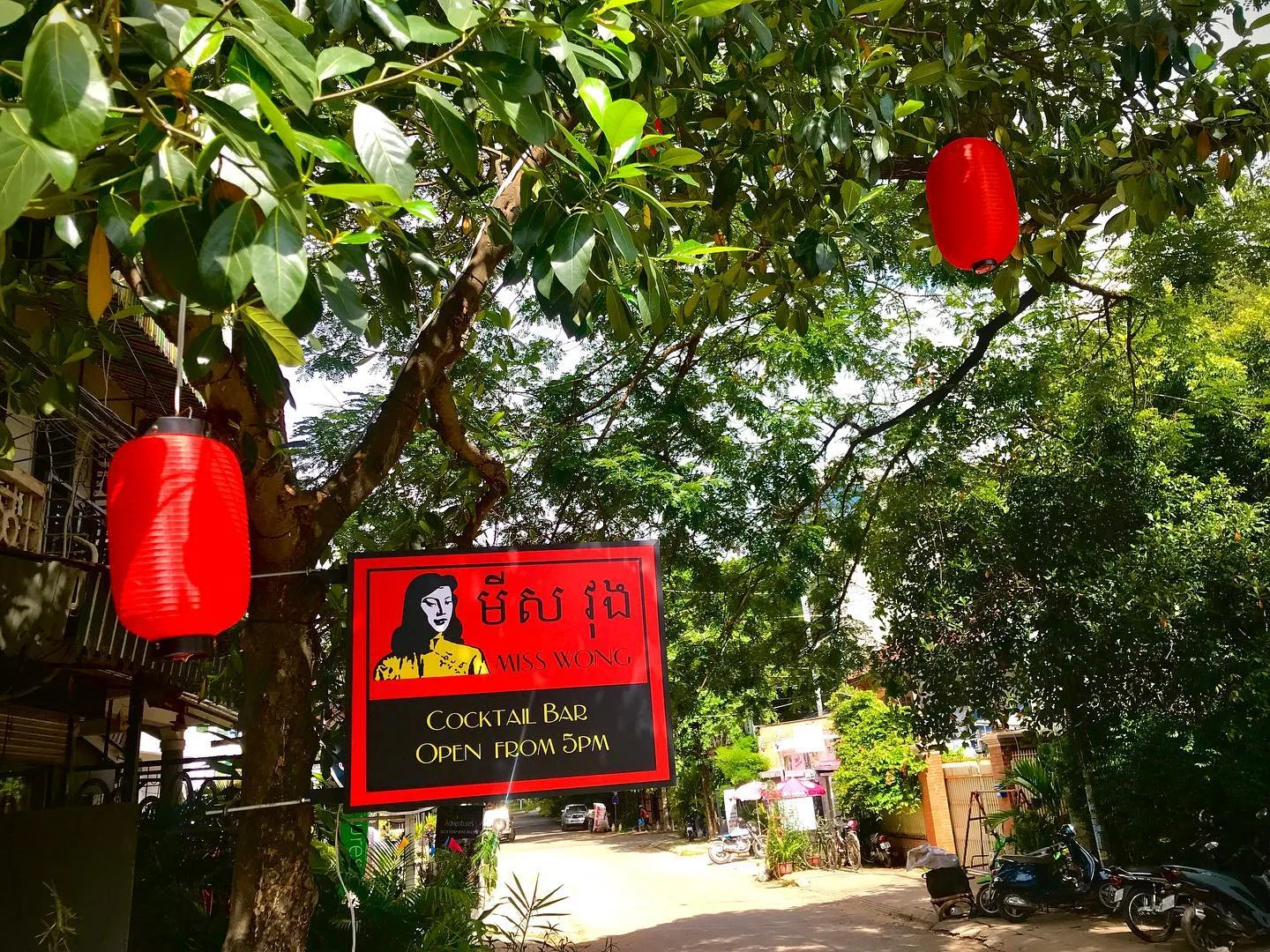 Miss Wong Cocktail Bar — enseigne et lanternes rouges, rue 26