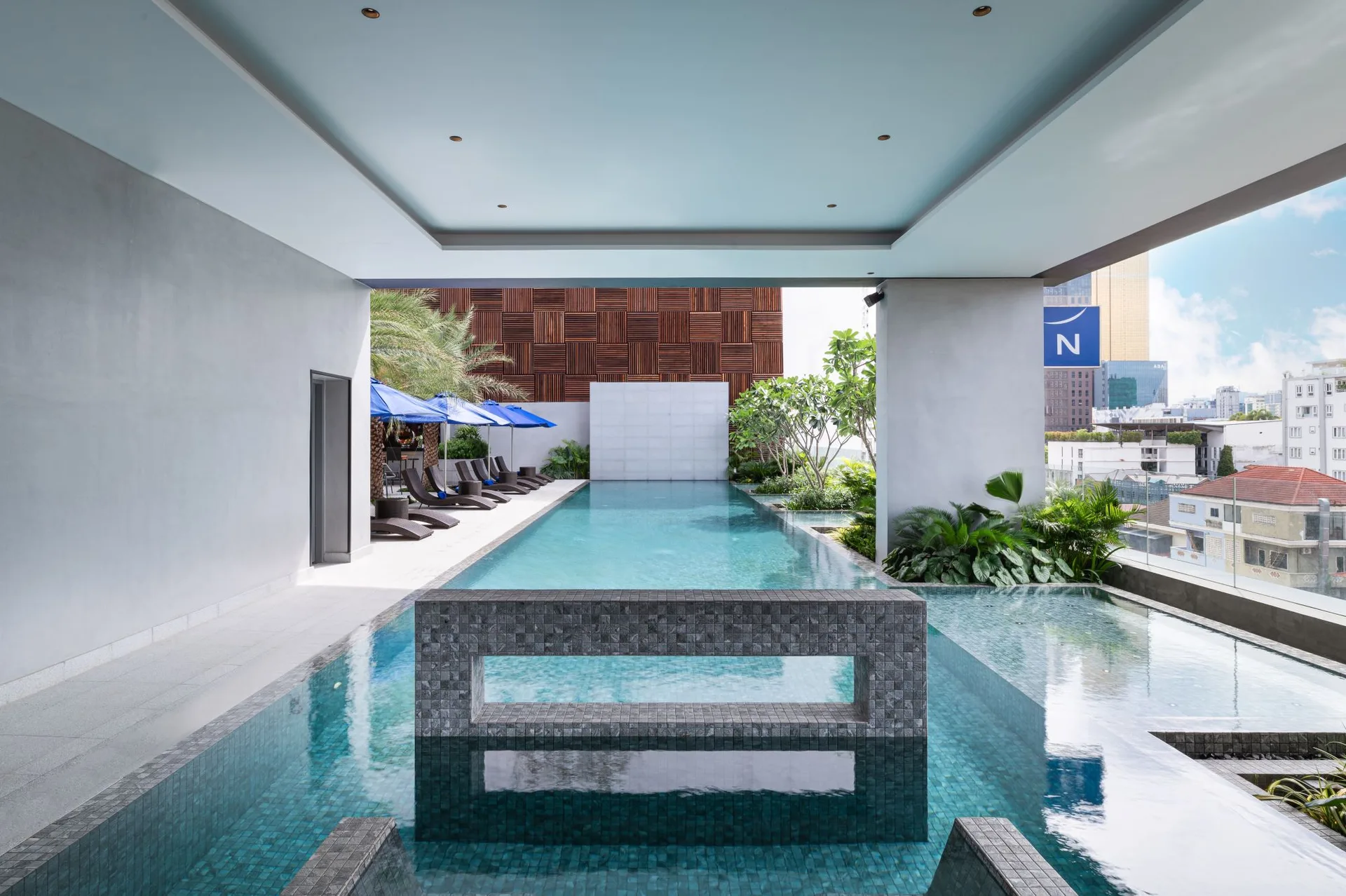 La piscine d'eau douce, au 5e étage