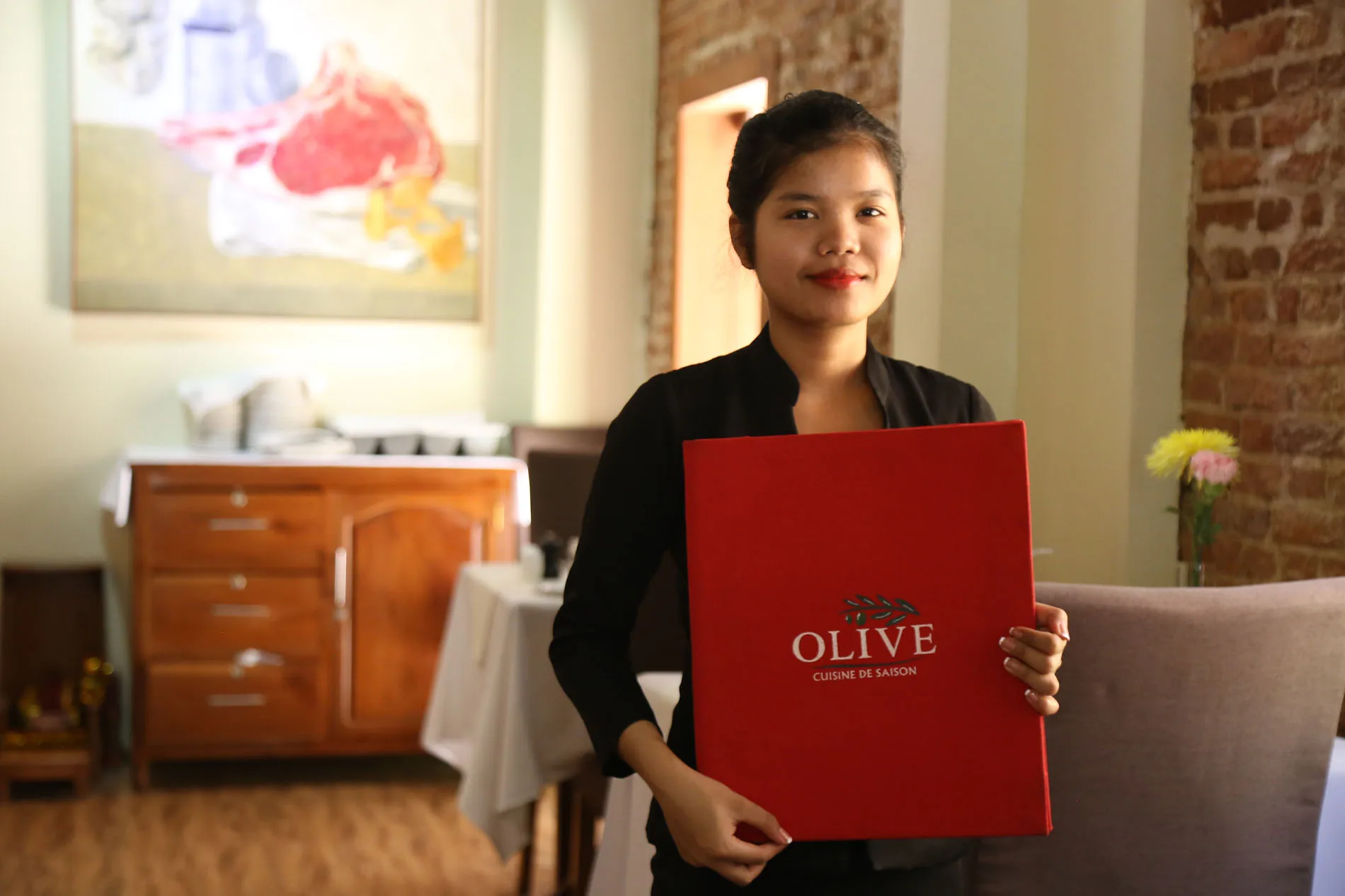 Olive Cuisine de Saison — équipe et menu devant la salle
